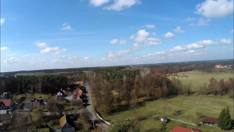 Lot FPV wokół wieży widokowej w Wolicy Koziej, z Wartą w tle.