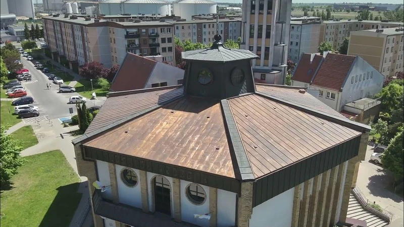 Ujęcia bryły kościoła i miedzianego pokrycia dachu z perspektywy drona.